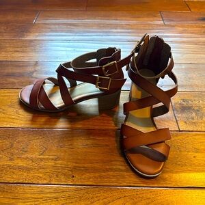 Brown strapped  women’s sandales.